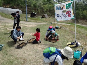 田んぼの学校籾まきb20210424